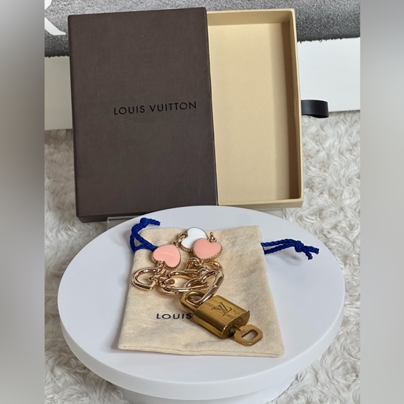 Louis Vuitton Lock & key # 312 in box and dust bag with fashion chain included. - Picture 6 of 6